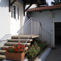 Geländer an einem Hauseingang aus Edelstahl