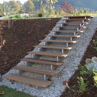 Holztreppe in einen höhergelegenen Garten